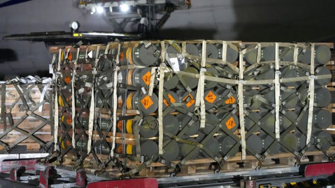 Ό&pi;&lambda;&alpha; &kappa;&alpha;&iota; &pi;&upsilon;&rho;&omicron;&mu;&alpha;&chi;&iota;&kappa;ά 400 &epsilon;&kappa;&alpha;&tau;&omicron;&mu;&mu;&upsilon;&rho;ί&omega;&nu; &delta;&omicron;&lambda;&alpha;&rho;ί&omega;&nu; &sigma;&tau;έ&lambda;&nu;&omicron;&upsilon;&nu; &omicron;&iota; &Eta;&Pi;&Alpha; &sigma;&tau;&eta;&nu; &Omicron;&upsilon;&kappa;&rho;&alpha;&nu;ί&alpha;