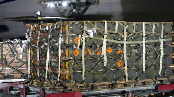 Ό&pi;&lambda;&alpha; &kappa;&alpha;&iota; &pi;&upsilon;&rho;&omicron;&mu;&alpha;&chi;&iota;&kappa;ά 400 &epsilon;&kappa;&alpha;&tau;&omicron;&mu;&mu;&upsilon;&rho;ί&omega;&nu; &delta;&omicron;&lambda;&alpha;&rho;ί&omega;&nu; &sigma;&tau;έ&lambda;&nu;&omicron;&upsilon;&nu; &omicron;&iota; &Eta;&Pi;&Alpha; &sigma;&tau;&eta;&nu; &Omicron;&upsilon;&kappa;&rho;&alpha;&nu;ί&alpha;