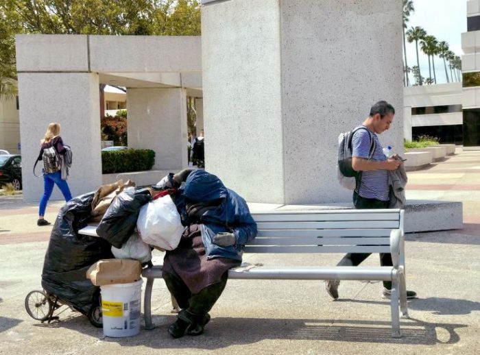 &Omicron;&iota;&kappa;&omicron;&nu;&omicron;&mu;&iota;&kappa;έ&sigmaf; &delta;&upsilon;&sigma;&kappa;&omicron;&lambda;ί&epsilon;&sigmaf; &alpha;&nu;&tau;&iota;&mu;&epsilon;&tau;&omega;&pi;ί&zeta;&epsilon;&iota; &tau;&omicron; 1/3 &tau;&omicron;&upsilon; &epsilon;&nu;ή&lambda;&iota;&kappa;&omicron;ύ &pi;&lambda;&eta;&theta;&upsilon;&sigma;&mu;&omicron;ύ &sigma;&tau;&iota;&sigmaf; &Eta;&Pi;&Alpha;