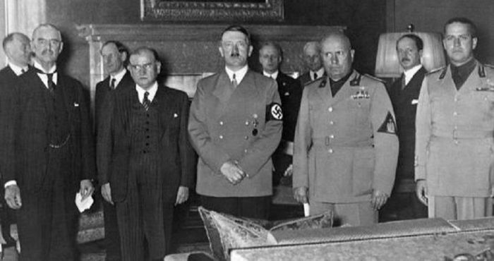 1938: &Eta; &kappa;&alpha;&tau;ά&pi;&tau;&upsilon;&sigma;&tau;&eta; &laquo;&Sigma;&upsilon;&mu;&phi;&omega;&nu;ί&alpha; &tau;&omicron;&upsilon; &Mu;&omicron;&nu;ά&chi;&omicron;&upsilon;&raquo;