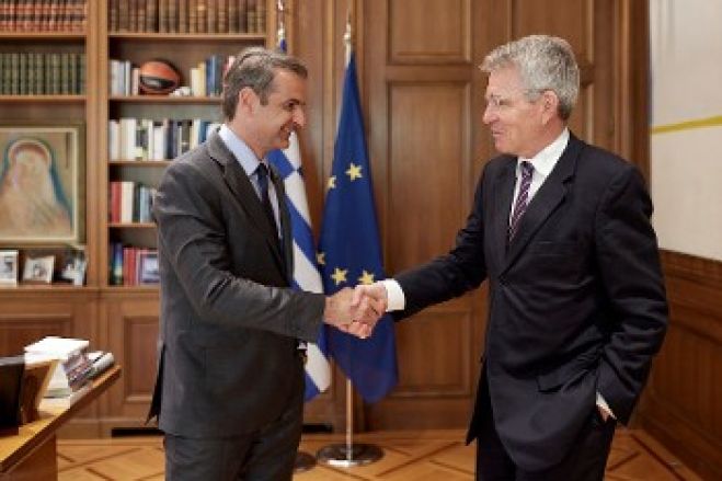 &Tau;&zeta;έ&phi;&rho;&iota; &Pi;ά&iota;&alpha;&tau;: &Alpha;&pi;&omicron;&lambda;&omicron;&gamma;&iota;&sigma;&mu;ό&sigmaf; &kappa;&alpha;&iota; &alpha;&tau;&zeta;έ&nu;&tau;&alpha; &pi;&omicron;&upsilon; &laquo;&mu;&upsilon;&rho;ί&zeta;&epsilon;&iota;&raquo; &mu;&pi;&alpha;&rho;&omicron;ύ&tau;&iota;