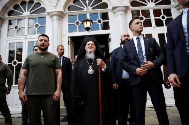&Zeta;&epsilon;&lambda;έ&nu;&sigma;&kappa;&iota;: &Omicron; &Pi;&alpha;&tau;&rho;&iota;ά&rho;&chi;&eta;&sigmaf; &ldquo;&epsilon;ί&nu;&alpha;&iota; &mu;&alpha;&zeta;ί &mu;&alpha;&sigmaf;&rdquo;&hellip;