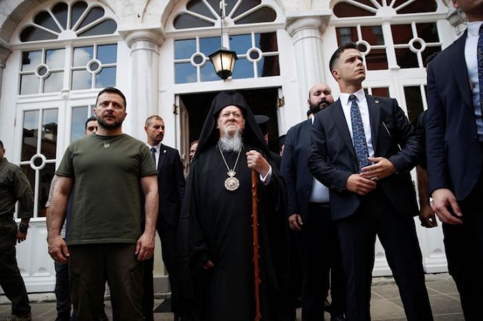 &Zeta;&epsilon;&lambda;έ&nu;&sigma;&kappa;&iota;: &Omicron; &Pi;&alpha;&tau;&rho;&iota;ά&rho;&chi;&eta;&sigmaf; &ldquo;&epsilon;ί&nu;&alpha;&iota; &mu;&alpha;&zeta;ί &mu;&alpha;&sigmaf;&rdquo;&hellip;