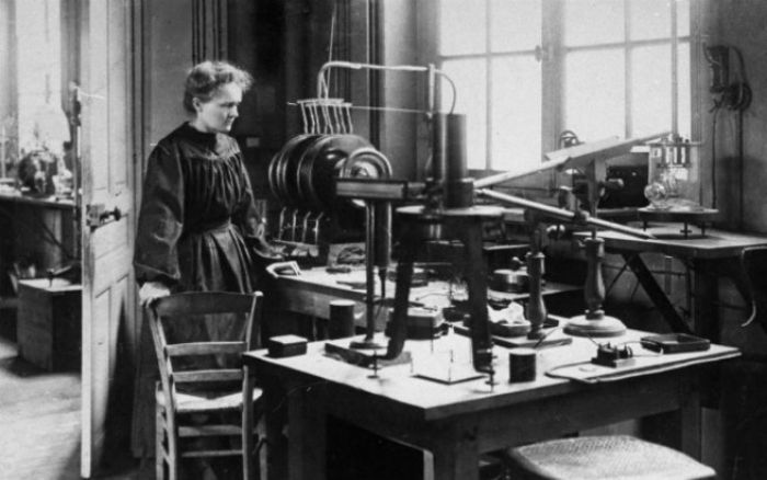 &Eta; &Mu;&alpha;&rho;ί&alpha; &Kappa;&iota;&omicron;&upsilon;&rho;ί, &eta; &gamma;&upsilon;&nu;&alpha;ί&kappa;&alpha; &mu;&epsilon; &tau;&eta; &mu;&epsilon;&gamma;&alpha;&lambda;ύ&tau;&epsilon;&rho;&eta; &epsilon;&pi;&iota;&rho;&rho;&omicron;ή &sigma;&tau;&eta;&nu; &iota;&sigma;&tau;&omicron;&rho;ί&alpha;