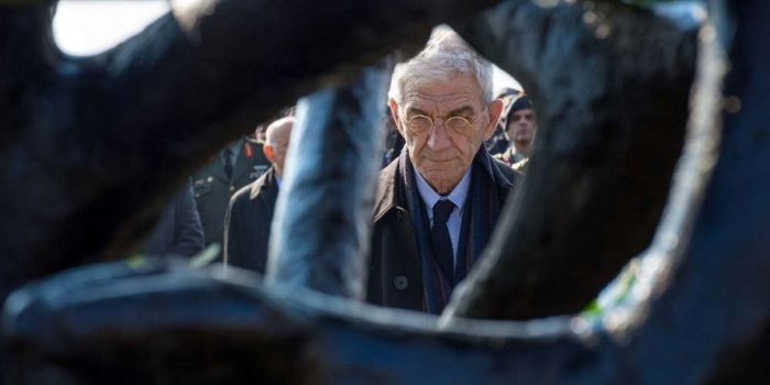 &Epsilon;&lambda;&lambda;ά&delta;&alpha;: &Omicron; &delta;ή&mu;&alpha;&rho;&chi;&omicron;&sigmaf; &Mu;&pi;&omicron;&upsilon;&tau;ά&rho;&eta;&sigmaf; &kappa;&alpha;&iota; &eta; &pi;&alpha;&rho;&alpha;&chi;ά&rho;&alpha;&xi;&eta; &tau;&eta;&sigmaf; &Iota;&sigma;&tau;&omicron;&rho;ί&alpha;&sigmaf;