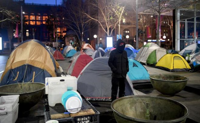 Έ&nu;&alpha;&sigmaf; &Gamma;ά&lambda;&lambda;&omicron;&sigmaf; &alpha;&kappa;&rho;&omicron;&delta;&epsilon;&xi;&iota;ό&sigmaf; &sigma;ύ&mu;&beta;&omicron;&upsilon;&lambda;&omicron;&sigmaf;, &tau;&alpha; &chi;&rho;&upsilon;&sigma;ά &delta;ό&nu;&tau;&iota;&alpha; &tau;&omega;&nu; &Rho;&omicron;&mu;ά &kappa;&alpha;&iota; &eta;... &Kappa;ύ&pi;&rho;&omicron;&sigmaf;