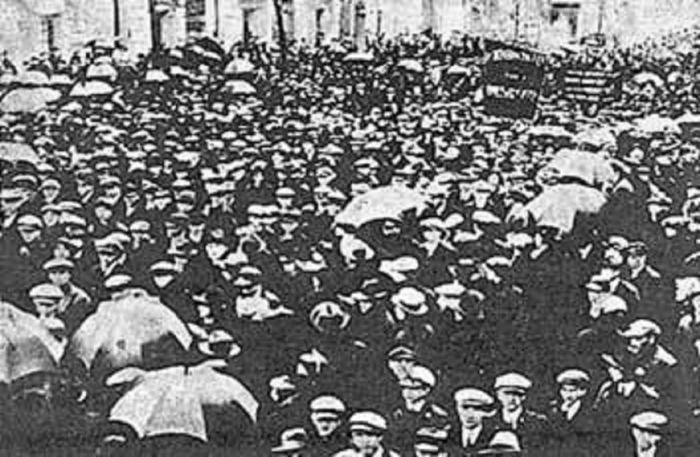 &Gamma;&alpha;&lambda;&lambda;ί&alpha; 1934: &Omicron; &lambda;&alpha;ό&sigmaf; &tau;&sigma;&alpha;&kappa;ί&zeta;&epsilon;&iota; &tau;&omicron;&upsilon;&sigmaf; &phi;&alpha;&sigma;ί&sigma;&tau;&epsilon;&sigmaf;