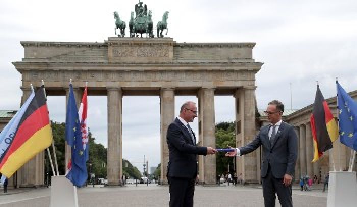 &Gamma;&epsilon;&rho;&mu;&alpha;&nu;&iota;&kappa;ή &pi;&rho;&omicron;&epsilon;&delta;&rho;ί&alpha;: &Omicron;&iota; &pi;&rho;&omicron;&tau;&epsilon;&rho;&alpha;&iota;ό&tau;&eta;&tau;&epsilon;&sigmaf; &gamma;&iota;&alpha; &omicron;&iota;&kappa;&omicron;&nu;&omicron;&mu;&iota;&kappa;ή &kappa;&alpha;&iota; &gamma;&epsilon;&omega;&pi;&omicron;&lambda;&iota;&tau;&iota;&kappa;ή &alpha;&nu;&alpha;&beta;ά&theta;&mu;&iota;&sigma;&eta;