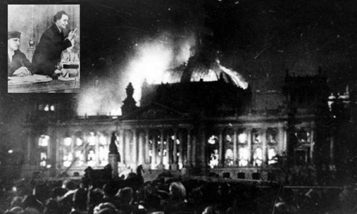 1933: &Tau;&omicron; &Rho;ά&iota;&chi;&sigma;&tau;&alpha;&gamma;&kappa; &sigma;&tau;&iota;&sigmaf; &phi;&lambda;ό&gamma;&epsilon;&sigmaf; &tau;&eta;&sigmaf; &nu;&alpha;&zeta;&iota;&sigma;&tau;&iota;&kappa;ή&sigmaf; &sigma;&kappa;&epsilon;&upsilon;&omega;&rho;ί&alpha;&sigmaf;