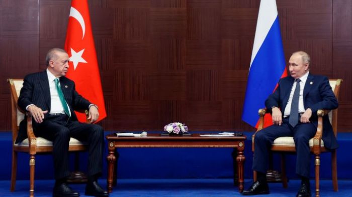&Sigma;&tau;&omicron; &epsilon;&pi;ί&kappa;&epsilon;&nu;&tau;&rho;&omicron; &eta; &mu;&epsilon;&tau;&alpha;&tau;&rho;&omicron;&pi;ή &tau;&eta;&sigmaf; &Tau;&omicron;&upsilon;&rho;&kappa;ί&alpha;&sigmaf; &sigma;&epsilon; &laquo;&epsilon;&nu;&epsilon;&rho;&gamma;&epsilon;&iota;&alpha;&kappa;ό &kappa;ό&mu;&beta;&omicron;&raquo; &gamma;&iota;&alpha; &tau;&omicron; &rho;&omega;&sigma;&iota;&kappa;ό &alpha;έ&rho;&iota;&omicron;