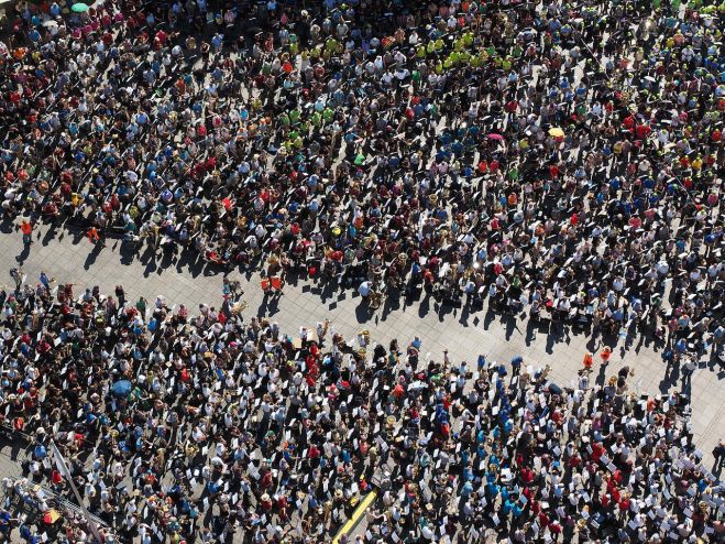 &Pi;&alpha;&gamma;&kappa;ό&sigma;&mu;&iota;&omicron;&sigmaf; &pi;&lambda;&eta;&theta;&upsilon;&sigma;&mu;ό&sigmaf;: &Pi;ό&sigma;&omicron;&iota; ά&nu;&theta;&rho;&omega;&pi;&omicron;&iota; &zeta;&omicron;&upsilon;&nu; &sigma;&tau;&omicron;&nu; &pi;&lambda;&alpha;&nu;ή&tau;&eta;;