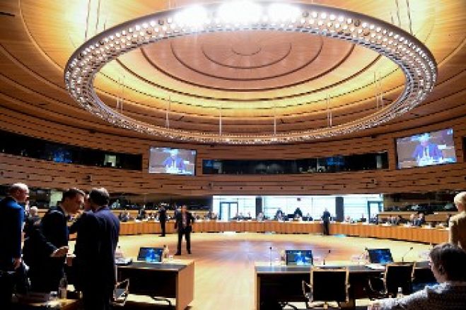 &Sigma;&upsilon;&mu;&beta;&omicron;ύ&lambda;&iota;&omicron; &Epsilon;&xi;&omega;&tau;&epsilon;&rho;&iota;&kappa;ώ&nu; &Upsilon;&pi;&omicron;&theta;έ&sigma;&epsilon;&omega;&nu; &Epsilon;&Epsilon;: &laquo;&Theta;έ&alpha;&tau;&rho;&alpha; &mu;&epsilon;&gamma;ά&lambda;&omega;&nu; &kappa;&rho;ί&sigma;&epsilon;&omega;&nu;&raquo; &alpha;&pi;' &tau;&alpha; &Beta;&alpha;&lambda;&kappa;ά&nu;&iota;&alpha; &omega;&sigmaf; &tau;&omicron; &Sigma;&alpha;&chi;έ&lambda; &phi;έ&rho;&nu;&epsilon;&iota; &eta; &iota;&mu;&pi;&epsilon;&rho;&iota;&alpha;&lambda;&iota;&sigma;&tau;&iota;&kappa;ή &alpha;&nu;&tau;&iota;&pi;&alpha;&rho;ά&theta;&epsilon;&sigma;&eta;