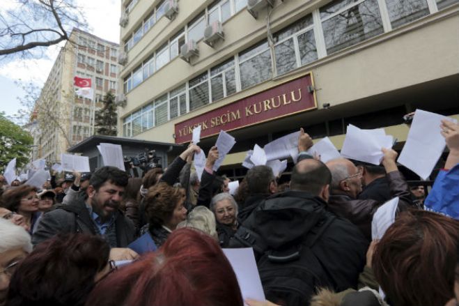 &Delta;&iota;&alpha;&mu;&alpha;&rho;&tau;&upsilon;&rho;ί&epsilon;&sigmaf; &sigma;&epsilon; Ά&gamma;&kappa;&upsilon;&rho;&alpha; &kappa;&alpha;&iota; &Kappa;&omega;&nu;&sigma;&tau;&alpha;&nu;&tau;&iota;&nu;&omicron;ύ&pi;&omicron;&lambda;&eta; &gamma;&iota;&alpha; &tau;&omicron; &alpha;&pi;&omicron;&tau;έ&lambda;&epsilon;&sigma;&mu;&alpha; &tau;&omicron;&upsilon; &delta;&eta;&mu;&omicron;&psi;&eta;&phi;ί&sigma;&mu;&alpha;&tau;&omicron;&sigmaf;