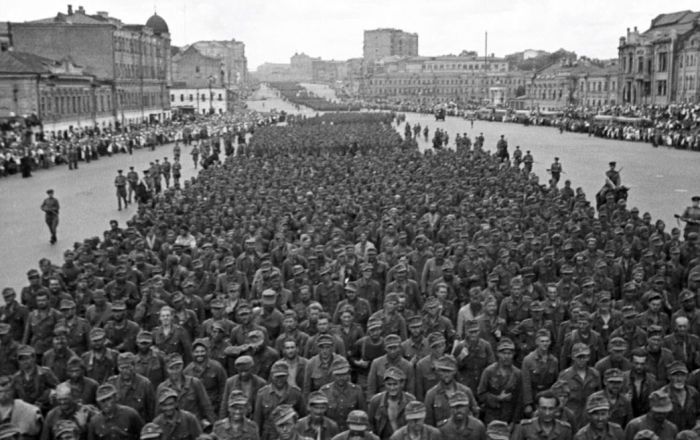 17 &Iota;&omicron;&upsilon;&lambda;ί&omicron;&upsilon; 1944: &Eta; &laquo;&pi;&alpha;&rho;έ&lambda;&alpha;&sigma;&eta; &tau;&omega;&nu; &eta;&tau;&tau;&eta;&mu;έ&nu;&omega;&nu;&raquo;