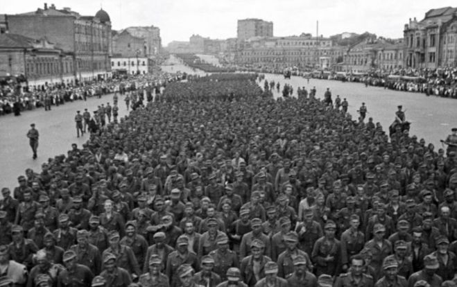 17 &Iota;&omicron;&upsilon;&lambda;ί&omicron;&upsilon; 1944: &Eta; &laquo;&pi;&alpha;&rho;έ&lambda;&alpha;&sigma;&eta; &tau;&omega;&nu; &eta;&tau;&tau;&eta;&mu;έ&nu;&omega;&nu;&raquo;