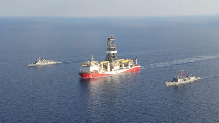 &Alpha;&nu;&alpha;&tau;&omicron;&lambda;&iota;&kappa;ή &Mu;&rho;&sigma;ό&gamma;&epsilon;&iota;&omicron;&sigmaf;: &laquo;&Tau;&rho;έ&chi;&omicron;&upsilon;&nu;&raquo; &omicron;&iota; &epsilon;&pi;&iota;&kappa;ί&nu;&delta;&upsilon;&nu;&omicron;&iota; &sigma;&chi;&epsilon;&delta;&iota;&alpha;&sigma;&mu;&omicron;ί &kappa;&alpha;&iota; &tau;&alpha; &pi;&alpha;&zeta;ά&rho;&iota;&alpha;, &mu;&epsilon; &epsilon;&pi;ί&delta;&iota;&kappa;&omicron; &tau;&eta; &Nu;&Alpha;&Tau;&Omicron;&iota;&kappa;ή &sigma;&upsilon;&nu;&omicron;&chi;ή &kappa;&alpha;&iota; &tau;&eta;&nu; &epsilon;&nu;&epsilon;&rho;&gamma;&epsilon;&iota;&alpha;&kappa;ή &lambda;&epsilon;ί&alpha;