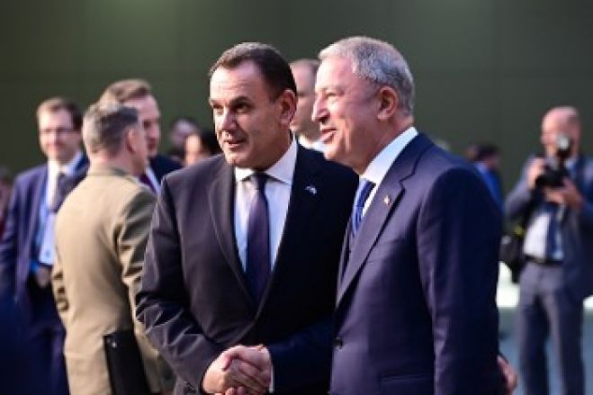 &Epsilon;&lambda;&lambda;&eta;&nu;&omicron;&tau;&omicron;&upsilon;&rho;&kappa;&iota;&kappa;ά: &Sigma;&epsilon; &laquo;&epsilon;&upsilon;ή&kappa;&omicron;&alpha; ώ&tau;&alpha;&raquo; &omicron;&iota; &pi;&alpha;&rho;&alpha;&iota;&nu;έ&sigma;&epsilon;&iota;&sigmaf; &gamma;&iota;&alpha; &laquo;&delta;&iota;ά&lambda;&omicron;&gamma;&omicron; &sigma;&epsilon; &sigma;&upsilon;&mu;&mu;&alpha;&chi;&iota;&kappa;ό &pi;&nu;&epsilon;ύ&mu;&alpha;&raquo;