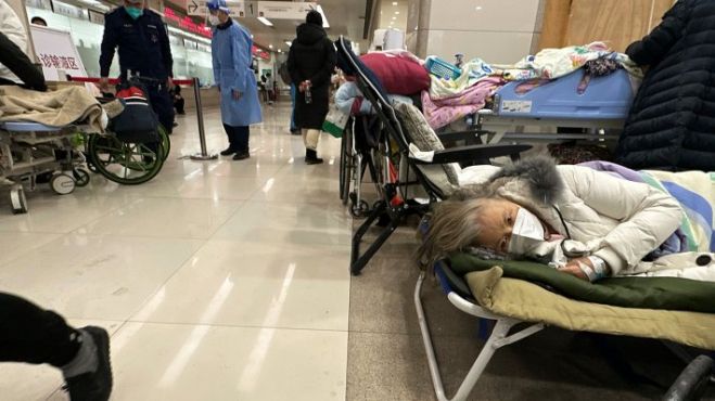 &Kappa;&omicron;&rho;&omega;&nu;&omicron;ϊό&sigmaf;: &Alpha;&nu;&eta;&sigma;&upsilon;&chi;ί&alpha; &gamma;&iota;&alpha; &tau;&eta;&nu; &kappa;&alpha;&tau;ά&sigma;&tau;&alpha;&sigma;&eta; &sigma;&tau;&eta;&nu; &Kappa;ί&nu;&alpha;