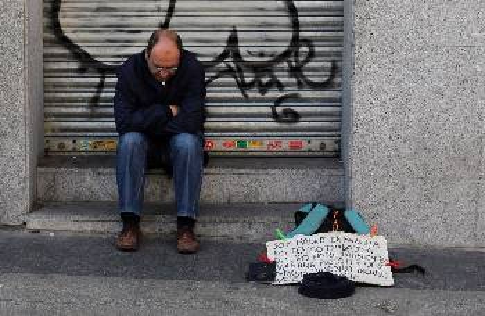 &Kappa;&omicron;&iota;&tau;ώ&nu;&tau;&alpha;&sigmaf; &pi;&rho;&omicron;&sigmaf; &tau;&alpha; &pi;ί&sigma;&omega;... ή &pi;&rho;&omicron;&sigmaf; &tau;&omicron; &mu;έ&lambda;&lambda;&omicron;&nu;;