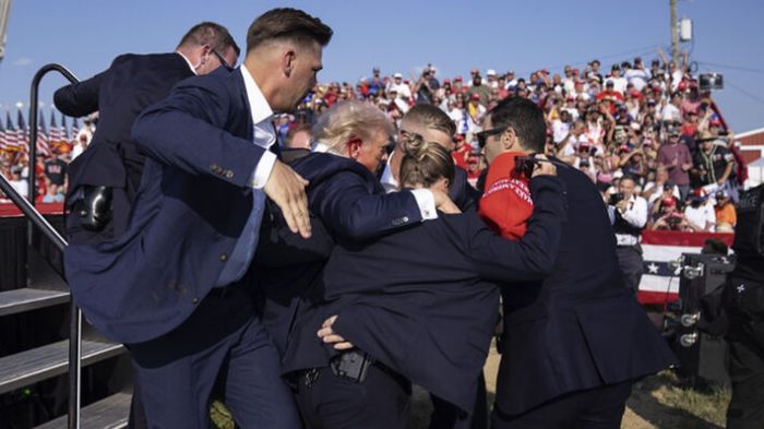 &Alpha;&pi;ό&pi;&epsilon;&iota;&rho;&alpha; &delta;&omicron;&lambda;&omicron;&phi;&omicron;&nu;ί&alpha;&sigmaf; &tau;&omicron;&upsilon; &Tau;&rho;&alpha;&mu;&pi;: &Omicron;&iota; &delta;&iota;&epsilon;&theta;&nu;&epsilon;ί&sigmaf; &alpha;&nu;&tau;&iota;&delta;&rho;ά&sigma;&epsilon;&iota;&sigmaf; &kappa;&alpha;&iota; &tau;&epsilon;&lambda;&epsilon;&upsilon;&tau;&alpha;ί&epsilon;&sigmaf; &epsilon;&xi;&epsilon;&lambda;ί&xi;&epsilon;&iota;&sigmaf;