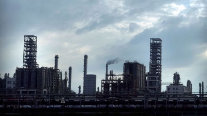 &Tau;&omicron; &Pi;&epsilon;&kappa;ί&nu;&omicron; &sigma;&upsilon;&zeta;&eta;&tau;ά &mu;&epsilon; &tau;&eta; &Mu;ό&sigma;&chi;&alpha; &gamma;&iota;&alpha; &tau;&eta;&nu; &alpha;&gamma;&omicron;&rho;ά &pi;&epsilon;&tau;&rho;&epsilon;&lambda;&alpha;ί&omicron;&upsilon; &gamma;&iota;&alpha; &tau;&alpha; &sigma;&tau;&rho;&alpha;&tau;&eta;&gamma;&iota;&kappa;ά &tau;&omicron;&upsilon; &alpha;&pi;&omicron;&theta;έ&mu;&alpha;&tau;&alpha;