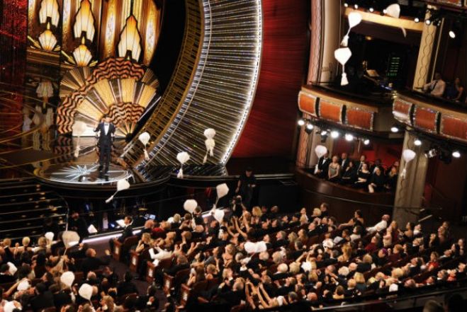 &Delta;&iota;&alpha;&nu;&theta;&iota;&sigma;&mu;έ&nu;&eta; &mu;&epsilon; &pi;&omicron;&lambda;&iota;&tau;&iota;&kappa;ά &sigma;&chi;ό&lambda;&iota;&alpha;, &kappa;&alpha;&tau;ά &tau;&omicron;&upsilon; &Tau;&rho;&alpha;&mu;&pi;, &eta; &chi;&theta;&epsilon;&sigma;&iota;&nu;&omicron;&beta;&rho;&alpha;&delta;&iota;&nu;ή &alpha;&pi;&omicron;&nu;&omicron;&mu;ή &tau;&omega;&nu; Ό&sigma;&kappa;&alpha;&rho;