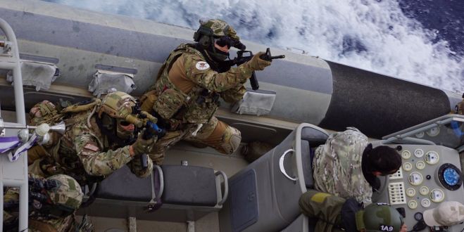 &Kappa;&upsilon;&pi;&rho;&iota;&alpha;&kappa;ό: &laquo;&Epsilon;&rho;&chi;&omicron;&nu;&tau;&alpha;&iota; &tau;&omicron;&lambda;&mu;&eta;&rho;έ&sigmaf; &alpha;&pi;&omicron;&phi;ά&sigma;&epsilon;&iota;&sigmaf;&raquo;... &mu;&epsilon; &alpha;&mu;&epsilon;&rho;&iota;&kappa;&alpha;&nu;&omicron;&Nu;&Alpha;&Tau;&Omicron;&iota;&kappa;ή &laquo;&sigma;&phi;&rho;&alpha;&gamma;ί&delta;&alpha;&raquo;