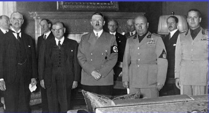 29 &Sigma;&epsilon;&pi;&tau;έ&mu;&beta;&rho;&eta; 1938: &Eta; &kappa;&alpha;&tau;ά&pi;&tau;&upsilon;&sigma;&tau;&eta; &laquo;&Sigma;&upsilon;&mu;&phi;&omega;&nu;ί&alpha; &tau;&omicron;&upsilon; &Mu;&omicron;&nu;ά&chi;&omicron;&upsilon;&raquo;