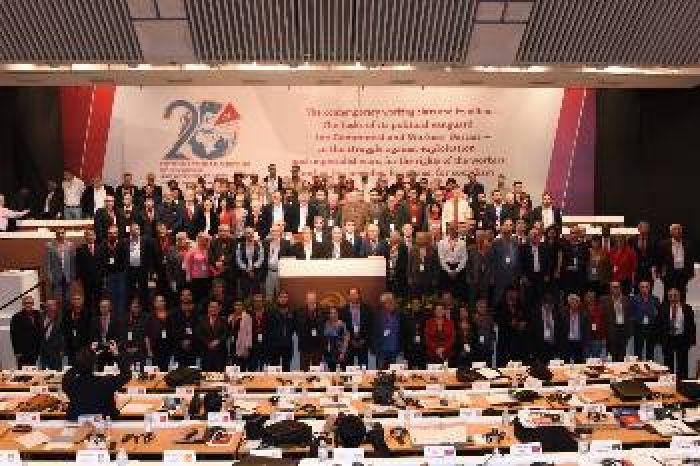 &Eta; &theta;&lambda;ί&psi;&eta; &epsilon;&nu;ό&sigmaf; &Kappa;ύ&pi;&rho;&iota;&omicron;&upsilon; &Kappa;&omicron;&mu;&mu;&omicron;&upsilon;&nu;&iota;&sigma;&tau;ή...