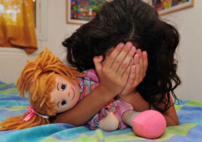 Έ&nu;&alpha; &sigma;&tau;&alpha; &tau;έ&sigma;&sigma;&epsilon;&rho;&alpha; &pi;&alpha;&iota;&delta;&iota;ά &sigma;&tau;&eta;&nu; &Epsilon;&lambda;&lambda;ά&delta;&alpha; &zeta;&omicron;&upsilon;&nu; &sigma;&tau;&eta; &phi;&tau;ώ&chi;&epsilon;&iota;&alpha;