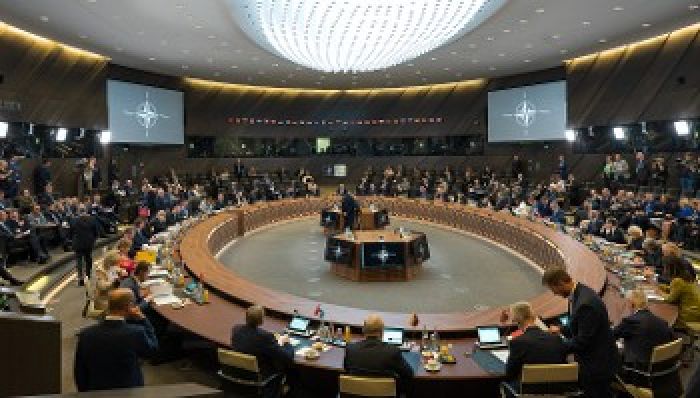 &Sigma;ύ&nu;&omicron;&delta;&omicron;&sigmaf; &upsilon;&pi;. Ά&mu;&upsilon;&nu;&alpha;&sigmaf; &Nu;&Alpha;&Tau;&Omicron;: &Alpha;&nu;&epsilon;&beta;ά&zeta;&omicron;&upsilon;&nu; &tau;&alpha;&chi;ύ&tau;&eta;&tau;&epsilon;&sigmaf; &sigma;&tau;&eta;&nu; &iota;&mu;&pi;&epsilon;&rho;&iota;&alpha;&lambda;&iota;&sigma;&tau;&iota;&kappa;ή &alpha;&nu;&tau;&iota;&pi;&alpha;&rho;ά&theta;&epsilon;&sigma;&eta; &mu;&epsilon; &Rho;&omega;&sigma;ί&alpha; &kappa;&alpha;&iota; &Kappa;ί&nu;&alpha;