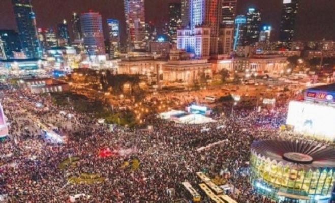 &Sigma;&tau;&omicron;&upsilon;&sigmaf; &delta;&rho;ό&mu;&omicron;&upsilon;&sigmaf; &tau;&eta;&sigmaf; &Pi;&omicron;&lambda;&omega;&nu;ί&alpha;&sigmaf; &gamma;&rho;ά&phi;&epsilon;&tau;&alpha;&iota; &iota;&sigma;&tau;&omicron;&rho;ί&alpha;