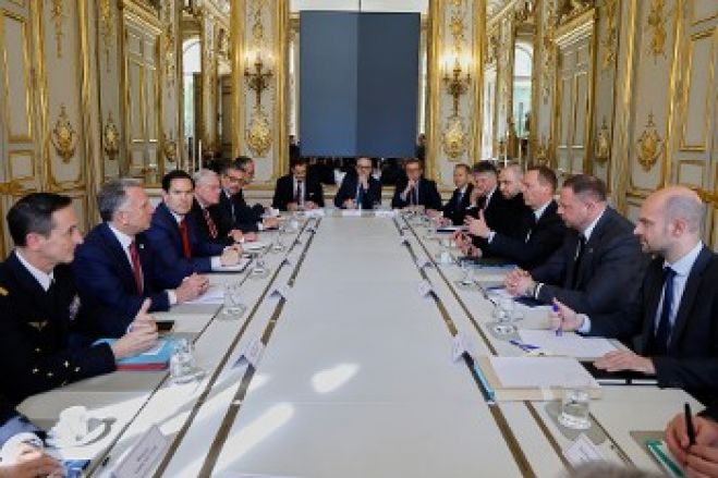 &Pi;ό&lambda;&epsilon;&mu;&omicron;&sigmaf; &sigma;&tau;&eta;&nu; &Omicron;&upsilon;&kappa;&epsilon;&alpha;&nu;ί&alpha;: &Epsilon;&Epsilon; &kappa;&alpha;&iota; &Beta;&rho;&epsilon;&tau;&alpha;&nu;ί&alpha; &alpha;&nu;&alpha;&lambda;&alpha;&mu;&beta;ά&nu;&omicron;&upsilon;&nu; &tau;&eta; &sigma;&tau;&rho;&alpha;&tau;&iota;&omega;&tau;&iota;&kappa;&omicron;&pi;&omicron;ί&eta;&sigma;&eta; &tau;&eta;&sigmaf; &Omicron;&upsilon;&kappa;&rho;&alpha;&nu;ί&alpha;&sigmaf;