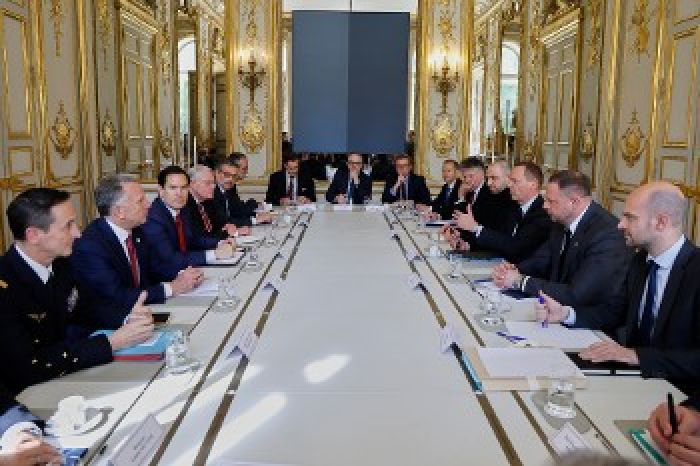 &Pi;ό&lambda;&epsilon;&mu;&omicron;&sigmaf; &sigma;&tau;&eta;&nu; &Omicron;&upsilon;&kappa;&epsilon;&alpha;&nu;ί&alpha;: &Epsilon;&Epsilon; &kappa;&alpha;&iota; &Beta;&rho;&epsilon;&tau;&alpha;&nu;ί&alpha; &alpha;&nu;&alpha;&lambda;&alpha;&mu;&beta;ά&nu;&omicron;&upsilon;&nu; &tau;&eta; &sigma;&tau;&rho;&alpha;&tau;&iota;&omega;&tau;&iota;&kappa;&omicron;&pi;&omicron;ί&eta;&sigma;&eta; &tau;&eta;&sigmaf; &Omicron;&upsilon;&kappa;&rho;&alpha;&nu;ί&alpha;&sigmaf;