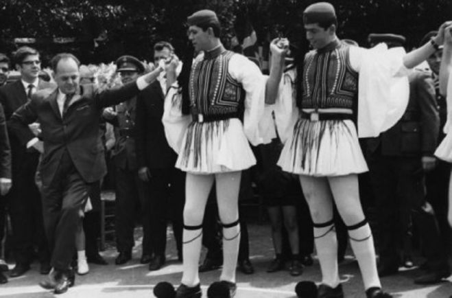 &laquo;&Mu;&iota;&alpha; &chi;&omicron;&upsilon;́&nu;&tau;&alpha; &mu;&alpha;&sigmaf; &chi;&rho;&epsilon;&iota;&alpha;́&zeta;&epsilon;&tau;&alpha;&iota;&raquo;&hellip;