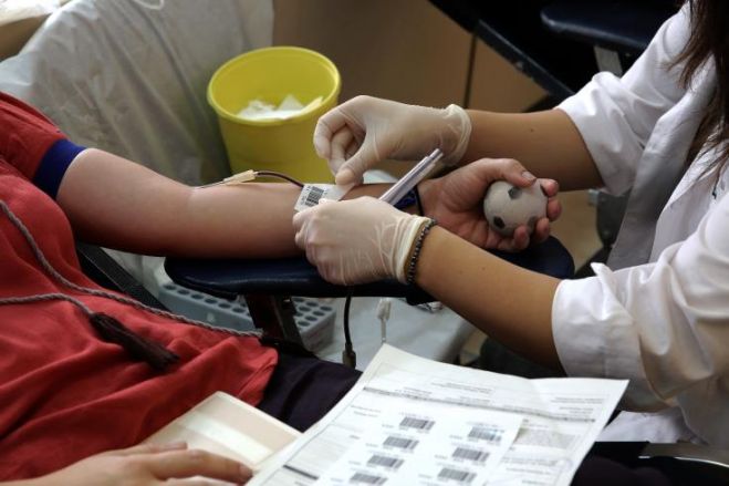 &Kappa;&omicron;&rho;&omega;&nu;&omicron;ϊό&sigmaf;: &Pi;&iota;&omicron; &mu;&epsilon;&gamma;ά&lambda;&omicron;&sigmaf; &omicron; &kappa;ί&nu;&delta;&upsilon;&nu;&omicron;&sigmaf; &sigma;&omicron;&beta;&alpha;&rho;ή&sigmaf; &lambda;&omicron;ί&mu;&omega;&xi;&eta;&sigmaf; &gamma;&iota;&alpha; &omicron;&mu;ά&delta;&alpha; &alpha;ί&mu;&alpha;&tau;&omicron;&sigmaf; &Alpha;+