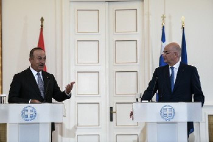 &Epsilon;&lambda;&lambda;&eta;&nu;&omicron;&tau;&omicron;&upsilon;&rho;&kappa;&iota;ά: &Epsilon;&pi;&iota;&kappa;ί&nu;&delta;&upsilon;&nu;&omicron; &pi;&alpha;&zeta;ά&rho;&iota; &sigma;&tau;&omicron; &Nu;&Alpha;&Tau;&Omicron;&iota;&kappa;ό &tau;&rho;&alpha;&pi;έ&zeta;&iota; &laquo;&delta;&iota;ά &epsilon;&pi;&iota;&sigma;&tau;&omicron;&lambda;&omicron;&gamma;&rho;&alpha;&phi;ί&alpha;&sigmaf;&raquo; &kappa;&alpha;&iota; &alpha;&pi;&epsilon;&iota;&lambda;ώ&nu;