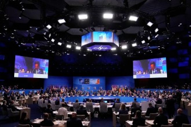 &Sigma;ύ&nu;&omicron;&delta;&omicron;&sigmaf; &Kappa;&omicron;&rho;&upsilon;&phi;ή&sigmaf; &Nu;&Alpha;&Tau;&Omicron;: &laquo;&Tau;ύ&mu;&pi;&alpha;&nu;&alpha; &pi;&omicron;&lambda;έ&mu;&omicron;&upsilon;&raquo; &mu;&epsilon; &upsilon;&pi;&epsilon;&rho;&delta;&iota;&pi;&lambda;&alpha;&sigma;&iota;&alpha;&sigma;&mu;ό &tau;&omega;&nu; &sigma;&tau;&rho;&alpha;&tau;&iota;&omega;&tau;&iota;&kappa;ώ&nu; &delta;&alpha;&pi;&alpha;&nu;ώ&nu;