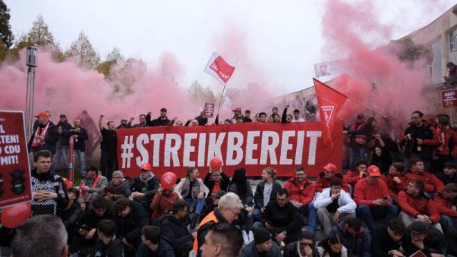 &Gamma;&epsilon;&rho;&mu;&alpha;&nu;ί&alpha;: &Omicron;&iota; &laquo;&chi;&alpha;&mu;έ&nu;&epsilon;&sigmaf; &epsilon;&rho;&gamma;&alpha;&tau;&omicron;ώ&rho;&epsilon;&sigmaf;&raquo; &kappa;&omicron;&sigma;&tau;ί&zeta;&omicron;&upsilon;&nu; &sigma;&tau;&eta;&nu; &kappa;&alpha;&pi;&iota;&tau;&alpha;&lambda;&iota;&sigma;&tau;&iota;&kappa;ή &alpha;&nu;ά&pi;&tau;&upsilon;&xi;&eta; &kappa;&alpha;&iota; &sigma;&tau;&eta; &sigma;&tau;&rho;&alpha;&tau;&iota;&omega;&tau;&iota;&kappa;ή &pi;&rho;&omicron;&epsilon;&tau;&omicron;&iota;&mu;&alpha;&sigma;ί&alpha;