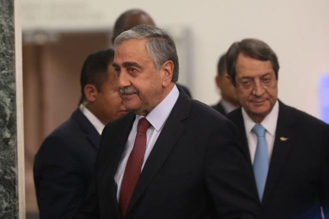 &Nu;&omicron;&upsilon;&theta;&epsilon;&sigma;ί&epsilon;&sigmaf; &Alpha;&kappa;&iota;&nu;&tau;&zeta;ί: &Eta; &epsilon;&lambda;&lambda;&eta;&nu;&omicron;&kappa;&upsilon;&pi;&rho;&iota;&alpha;&kappa;ή &pi;&lambda;&epsilon;&upsilon;&rho;ά &nu;&alpha; &alpha;&pi;&omicron;&phi;&alpha;&sigma;ί&sigma;&epsilon;&iota; &tau;ί &theta;έ&lambda;&epsilon;&iota;..
