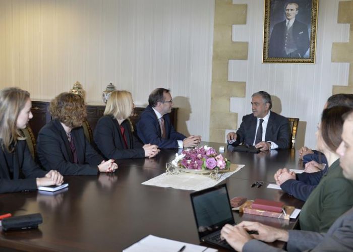 Έ&iota;&nu;&tau;&epsilon;: &Omicron;&iota; &sigma;&upsilon;&nu;&omicron;&mu;&iota;&lambda;ί&epsilon;&sigmaf; &delta;&epsilon;&nu; &alpha;&nu;&alpha;&mu;έ&nu;&epsilon;&tau;&alpha;&iota; &nu;&alpha; &epsilon;&pi;&alpha;&nu;&alpha;&rho;&chi;ί&sigma;&omicron;&upsilon;&nu; ά&mu;&epsilon;&sigma;&alpha;