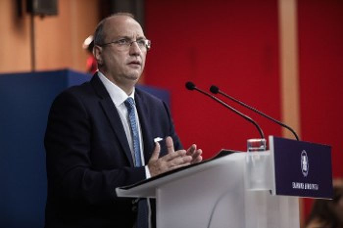 &Epsilon;&lambda;&lambda;&eta;&nu;&iota;&kappa;ή &kappa;&upsilon;&beta;έ&rho;&nu;&eta;&sigma;&eta;: &Pi;&alpha;&rho;&omicron;&upsilon;&sigma;&iota;ά&zeta;&epsilon;&iota; &tau;&alpha; &pi;&rho;&omicron;&nu;ό&mu;&iota;&alpha; &sigma;&tau;&omicron;&upsilon;&sigmaf; &epsilon;&pi;&iota;&chi;&epsilon;&iota;&rho;&eta;&mu;&alpha;&tau;ί&epsilon;&sigmaf; &omega;&sigmaf; ... &laquo;&sigma;&tau;ή&rho;&iota;&xi;&eta; &nu;έ&omega;&nu; &kappa;&alpha;&iota; &epsilon;&rho;&gamma;&alpha;&zeta;&omicron;&mu;έ&nu;&omega;&nu;&raquo;!