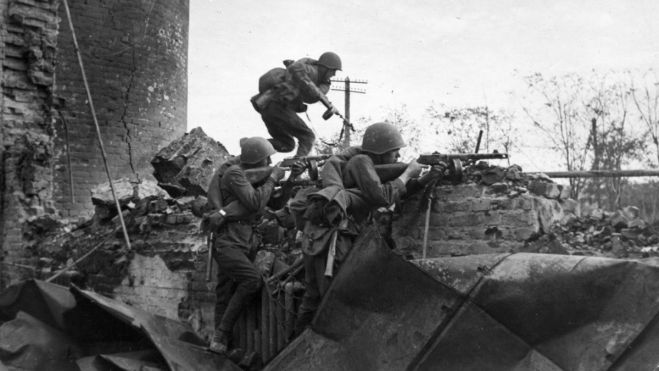 19 &Nu;&omicron;&epsilon;&mu;&beta;&rho;&iota;́&omicron;&upsilon; 1942: &Xi;&epsilon;&kappa;&iota;&nu;&alpha;́ &eta; &alpha;&nu;&tau;&epsilon;&pi;&iota;́&theta;&epsilon;&sigma;&eta; &tau;&omicron;&upsilon; &Kappa;&omicron;́&kappa;&kappa;&iota;&nu;&omicron;&upsilon; &Sigma;&tau;&rho;&alpha;&tau;&omicron;&upsilon;́ &sigma;&tau;&omicron; &Sigma;&tau;&alpha;́&lambda;&iota;&nu;&gamma;&kappa;&rho;&alpha;&nu;&tau;