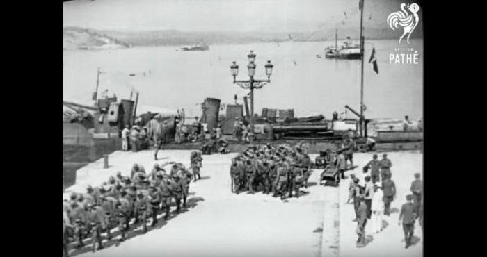 31 &Alpha;&upsilon;&gamma;&omicron;ύ&sigma;&tau;&omicron;&upsilon; 1923. &Omicron; &Mu;&omicron;&upsilon;&sigma;&omicron;&lambda;ί&nu;&iota; &beta;&omicron;&mu;&beta;&alpha;&rho;&delta;ί&zeta;&epsilon;&iota; &kappa;&alpha;&iota; &kappa;&alpha;&tau;&alpha;&lambda;&alpha;&mu;&beta;ά&nu;&epsilon;&iota; &tau;&eta;&nu; &Kappa;έ&rho;&kappa;&upsilon;&rho;&alpha;