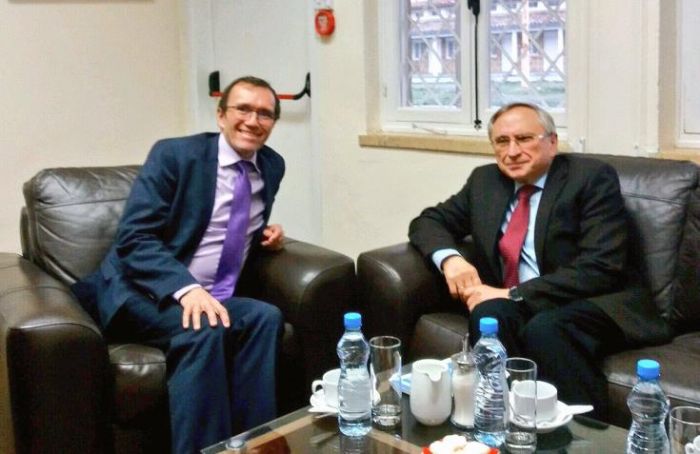 &Mu;&epsilon; &tau;&omicron;&nu; &Pi;&rho;έ&sigma;&beta;&eta; &tau;&eta;&sigmaf; &Rho;&omega;&sigma;ί&alpha;&sigmaf; &sigma;&upsilon;&nu;&alpha;&nu;&tau;ή&theta;&eta;&kappa;&epsilon; &omicron; Έ&iota;&nu;&tau;&epsilon;