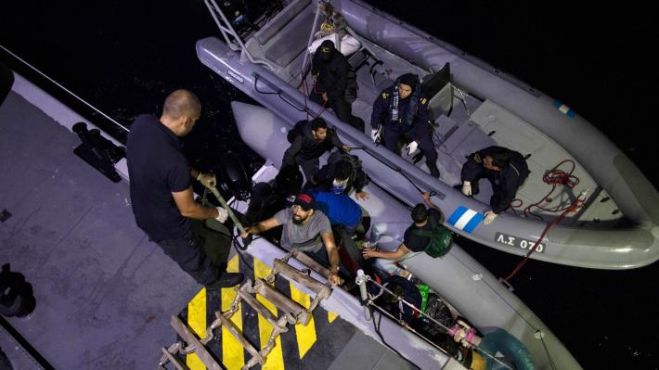 &Nu;έ&omicron; &nu;&alpha;&upsilon;ά&gamma;&iota;&omicron; &mu;&epsilon; &mu;&epsilon;&tau;&alpha;&nu;ά&sigma;&tau;&epsilon; &sigma;&tau;&eta;&nu; &Pi;ά&rho;&omicron; - &Sigma;&tau;&omicron;&upsilon;&sigmaf; 16 &omicron;&iota; &nu;&epsilon;&kappa;&rho;&omicron;ί, &alpha;&nu;ά&mu;&epsilon;&sigma;ά &tau;&omicron;&upsilon;&sigmaf; &kappa;&alpha;&iota; έ&nu;&alpha; &beta;&rho;έ&phi;&omicron;&sigmaf;