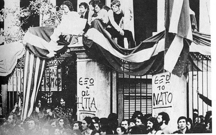 &Kappa;&alpha;ί&epsilon;&iota; &alpha;&kappa;ό&mu;&alpha; &eta; &phi;&lambda;ό&gamma;&alpha; &tau;&omicron;&upsilon; &Nu;&omicron;έ&mu;&beta;&rho;&eta;