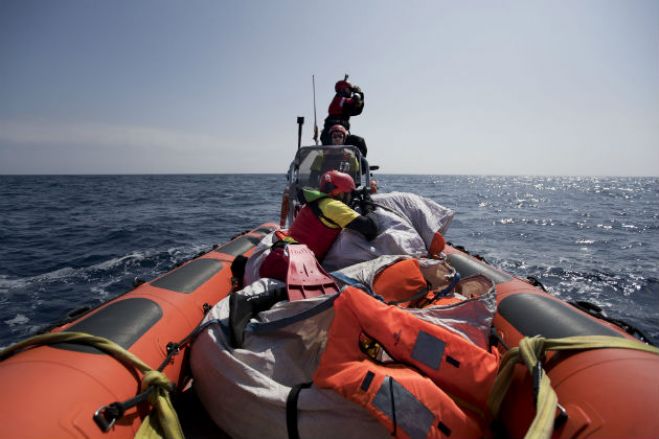 &Pi;έ&theta;&alpha;&nu;&alpha;&nu; &alpha;&pi;ό &delta;ί&psi;&alpha; &kappa;&alpha;&iota; &pi;&epsilon;ί&nu;&alpha; &mu;έ&sigma;&alpha; &sigma;&epsilon; &lambda;έ&mu;&beta;&omicron;