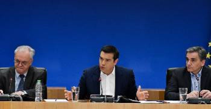 &Epsilon;&lambda;&lambda;ά&delta;&alpha;: &Alpha;&rho;&pi;ά&zeta;&epsilon;&iota; &alpha;&pi;ό &tau;&omicron; &lambda;&alpha;ό, &tau;&alpha; &delta;ί&nu;&epsilon;&iota; &sigma;&tau;&omicron;&upsilon;&sigmaf; &epsilon;&pi;&iota;&chi;&epsilon;&iota;&rho;&eta;&mu;&alpha;&tau;&iota;&kappa;&omicron;ύ&sigmaf; &omicron;&mu;ί&lambda;&omicron;&upsilon;&sigmaf;...
