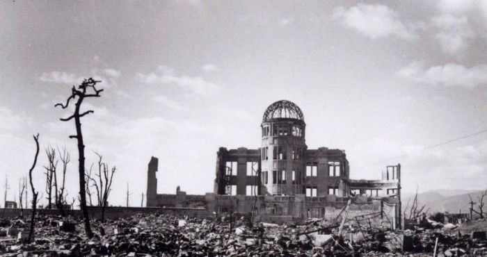 6 &Alpha;&upsilon;&gamma;&omicron;ύ&sigma;&tau;&omicron;&upsilon; 1945: Ώ&rho;&alpha; &mu;&eta;&delta;έ&nu; &gamma;&iota;&alpha; &tau;&eta; &Chi;&iota;&rho;&omicron;&sigma;ί&mu;&alpha; - Ώ&rho;&alpha; &mu;&eta;&delta;έ&nu; &gamma;&iota;&alpha; &tau;&eta;&nu; &alpha;&nu;&theta;&rho;&omega;&pi;ό&tau;&eta;&tau;&alpha;!